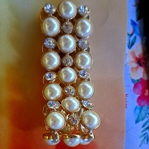 Elegant Pearl and Crystal stretch bracelet